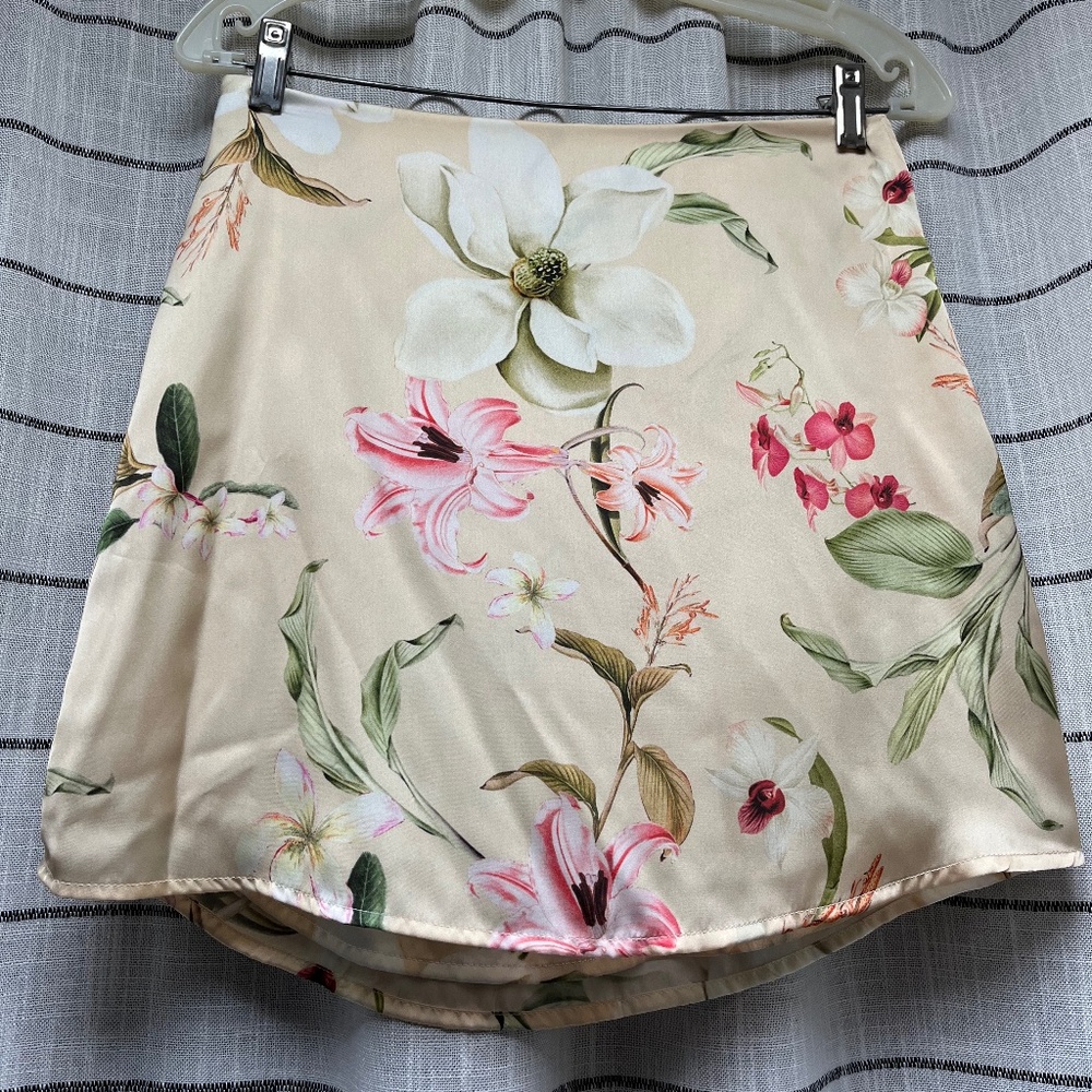 Stillwater brand floral satin skirt size M NWT